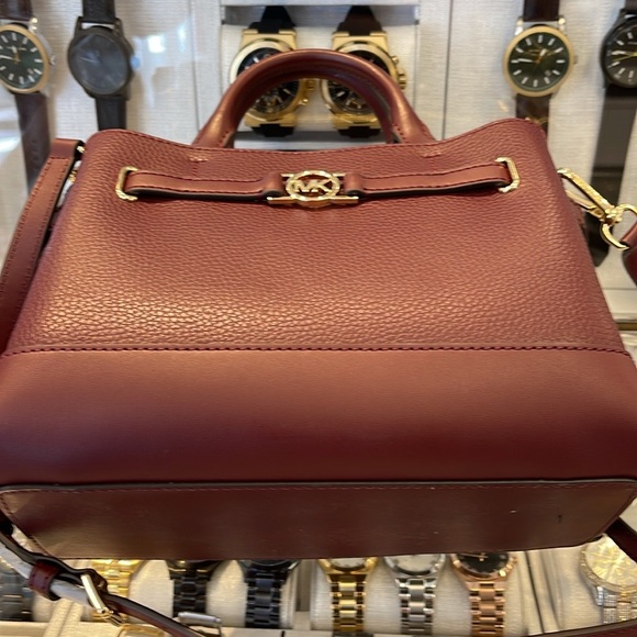 Michael Kors Reed Small Satchel Crossbody Center Zip Bag
Color: OXBLOOD 
NWT - Picture 6 of 16
